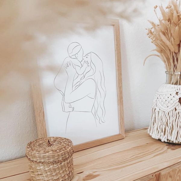 Line Art drawing of a mother with child, shared by influencer @mamimitstil